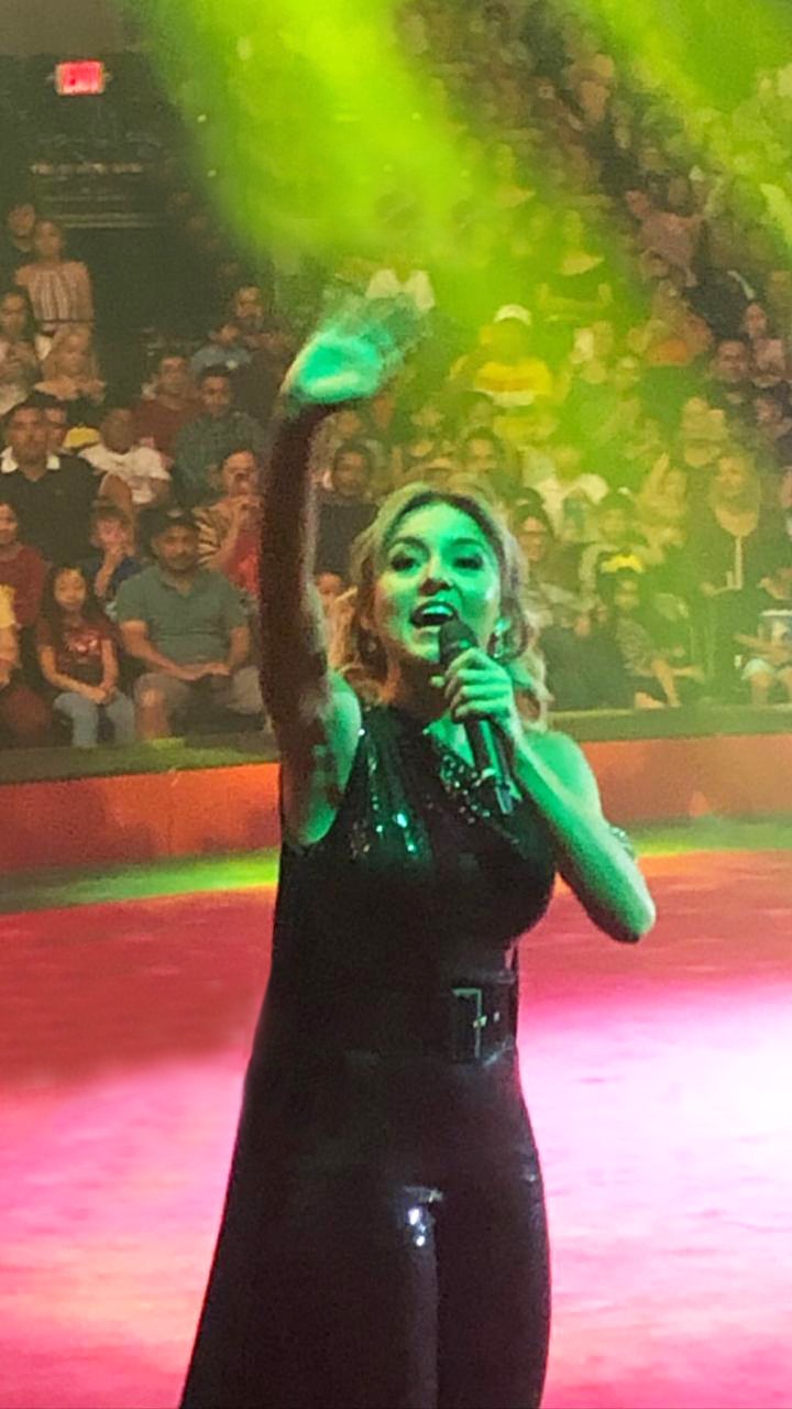 Angelique Boyer llevó alegría a Houston con el Circo Hermanos Vazquez